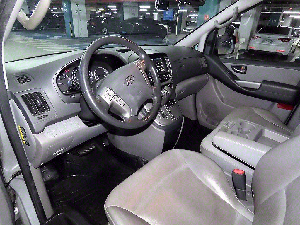 HYUNDAI Starex - Vista 9