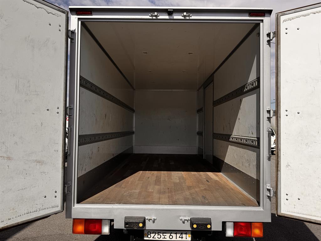 medium and large cargo truck - Vista 9