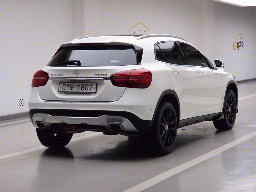 Mercedes Benz GLA Class - Vista 4