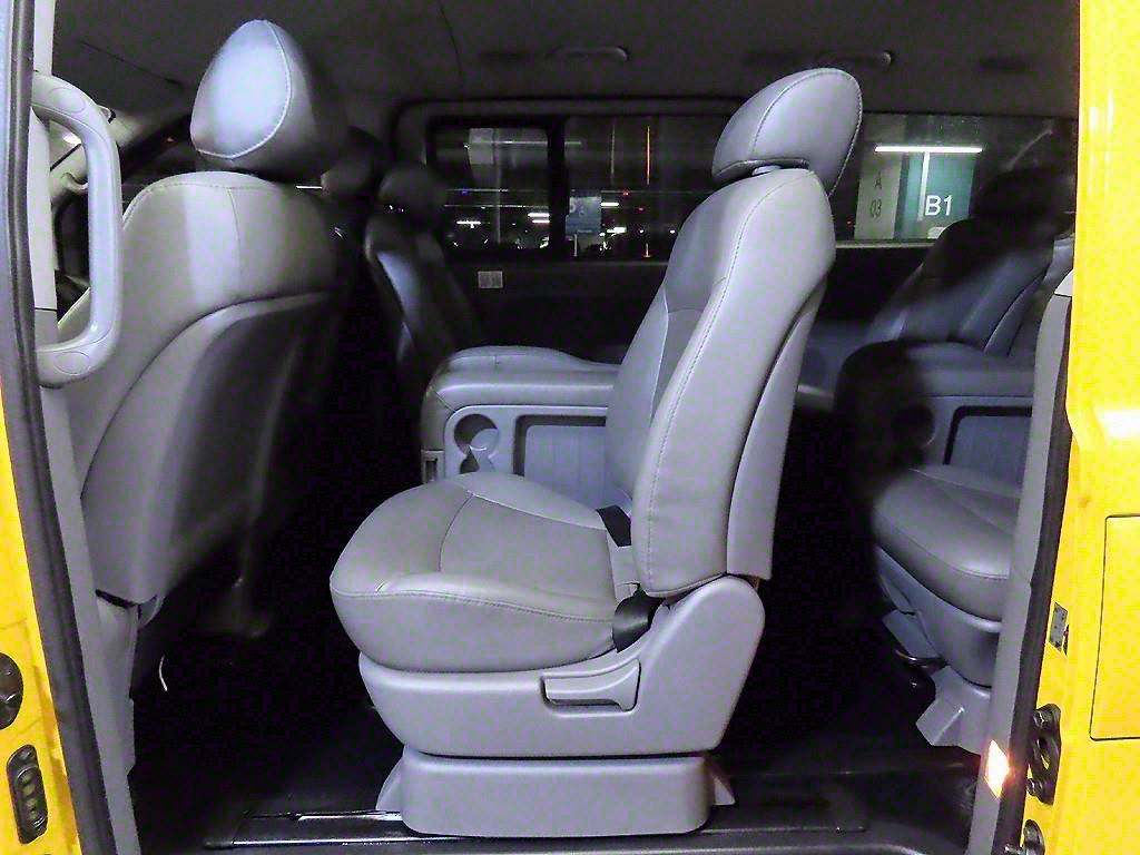 HYUNDAI Starex - Vista 7