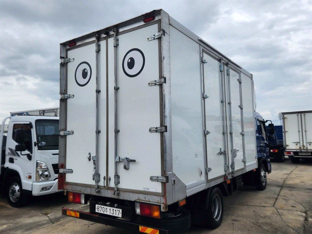 medium and large cargo truck - Vista 6