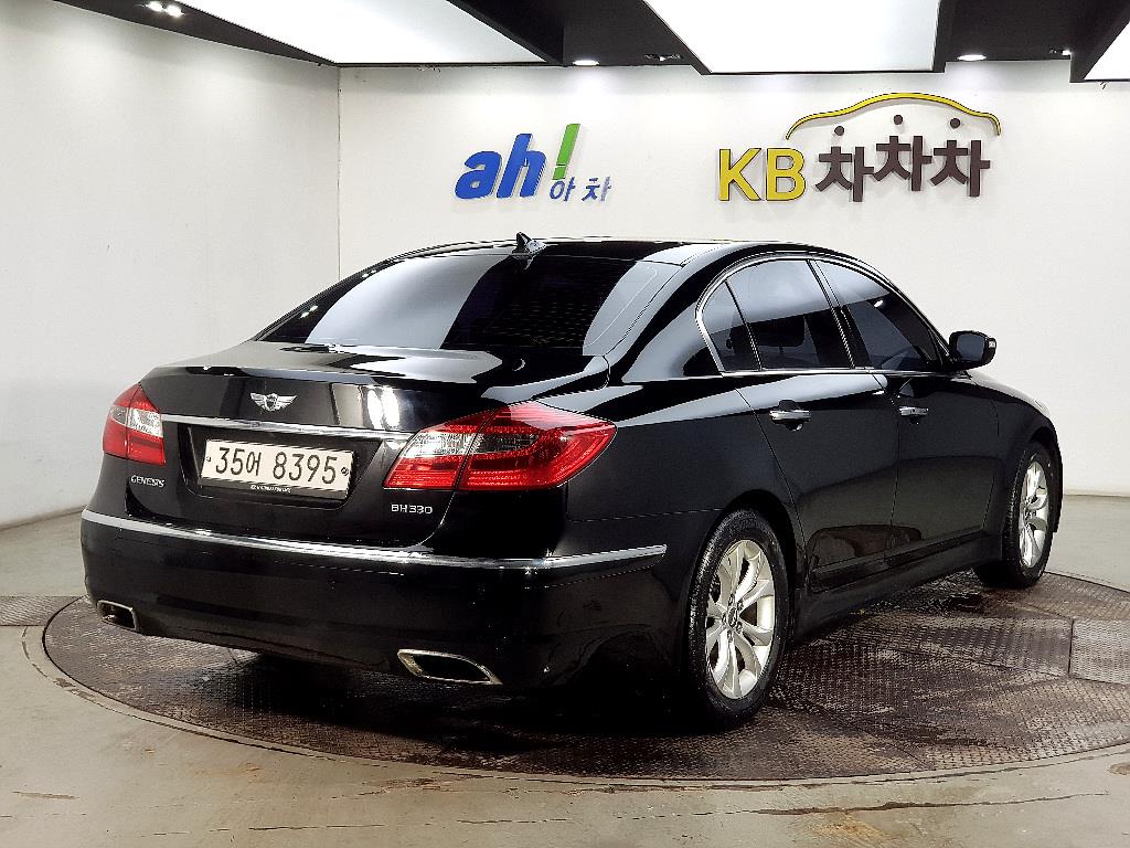 HYUNDAI Genesis - Vista 4