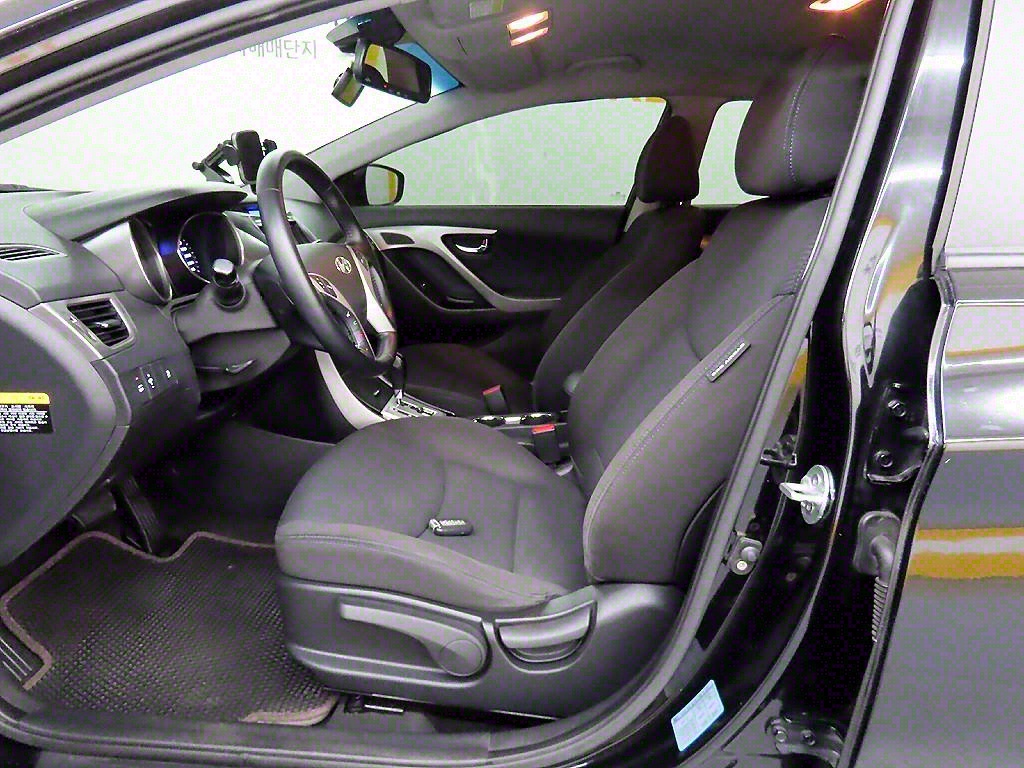 HYUNDAI Avante - Vista 5