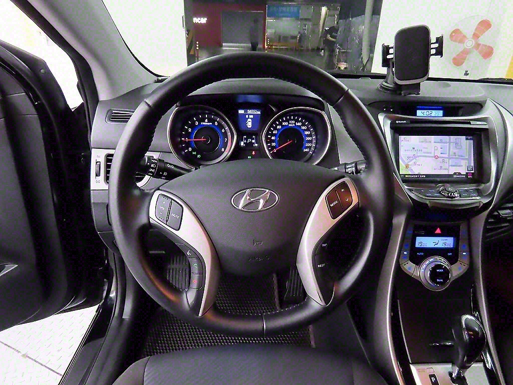 HYUNDAI Avante - Vista 9