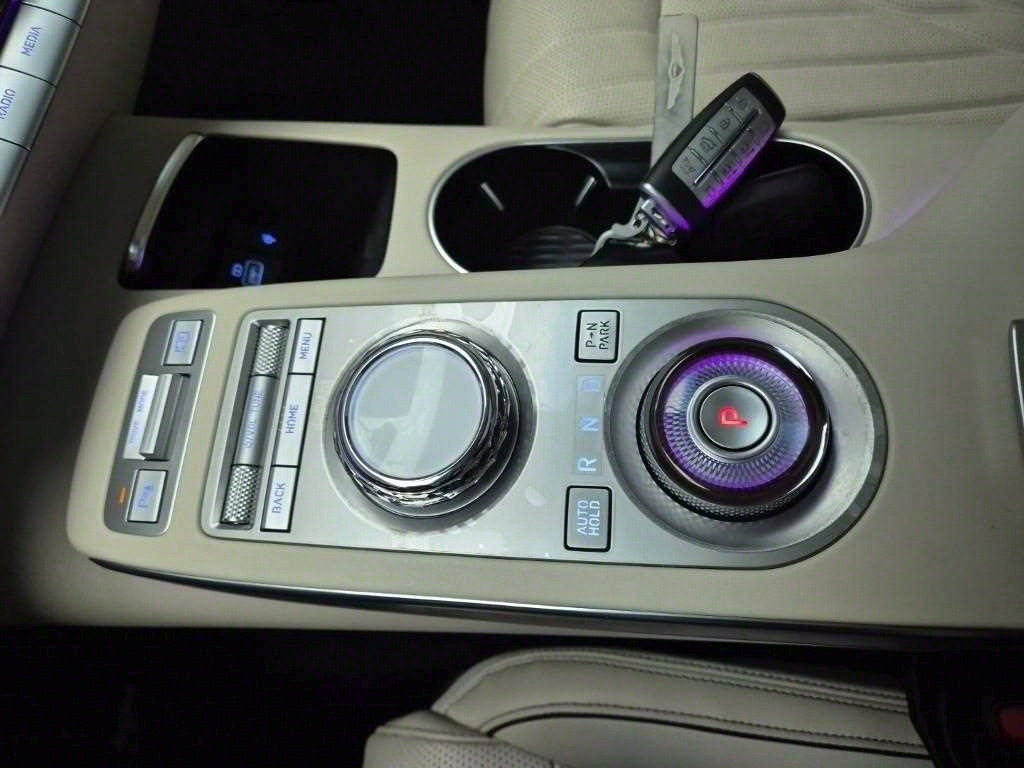 Genesis GV70 - Vista 8