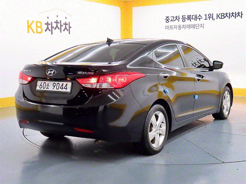 HYUNDAI Avante - Vista 4