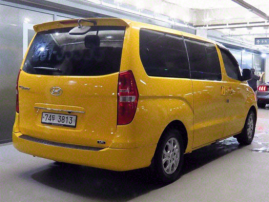 HYUNDAI Starex - Vista 4