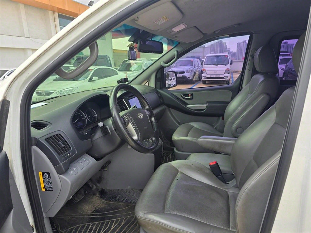 HYUNDAI Starex - Vista 10