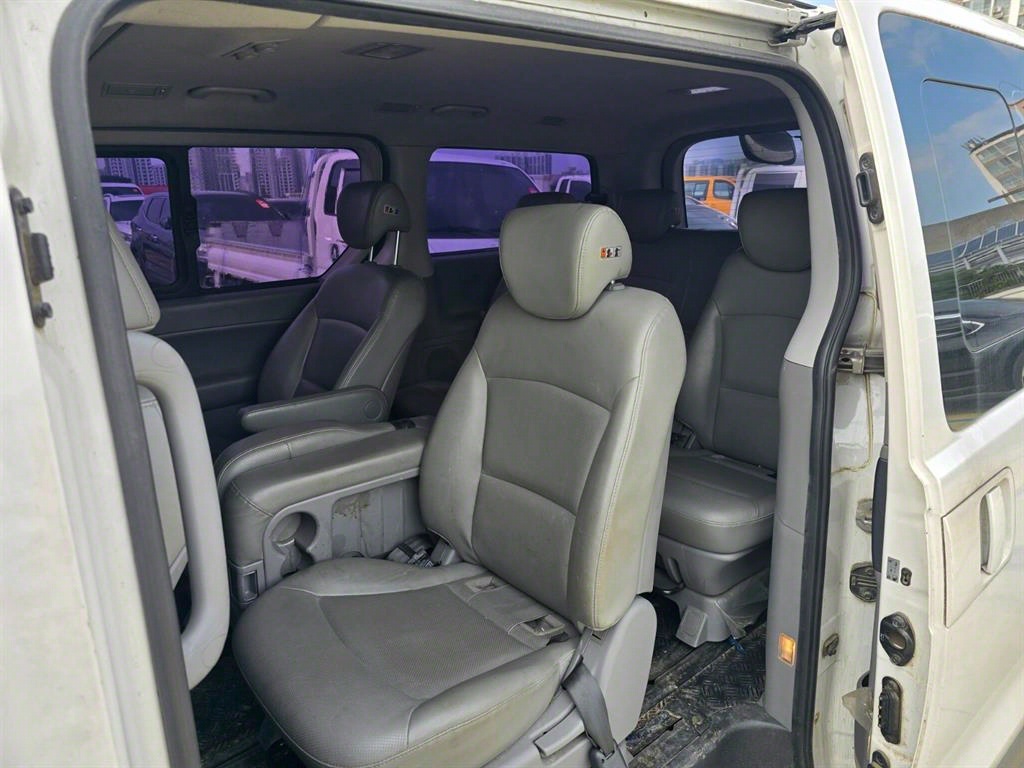 HYUNDAI Starex - Vista 5