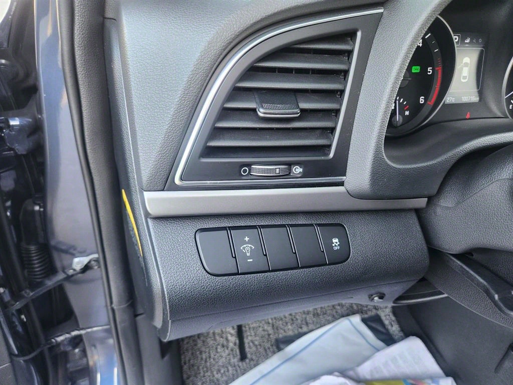 HYUNDAI Avante - Vista 10