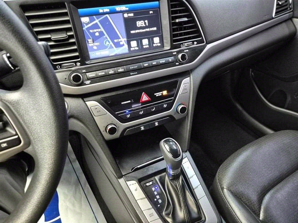 HYUNDAI Avante - Vista 10