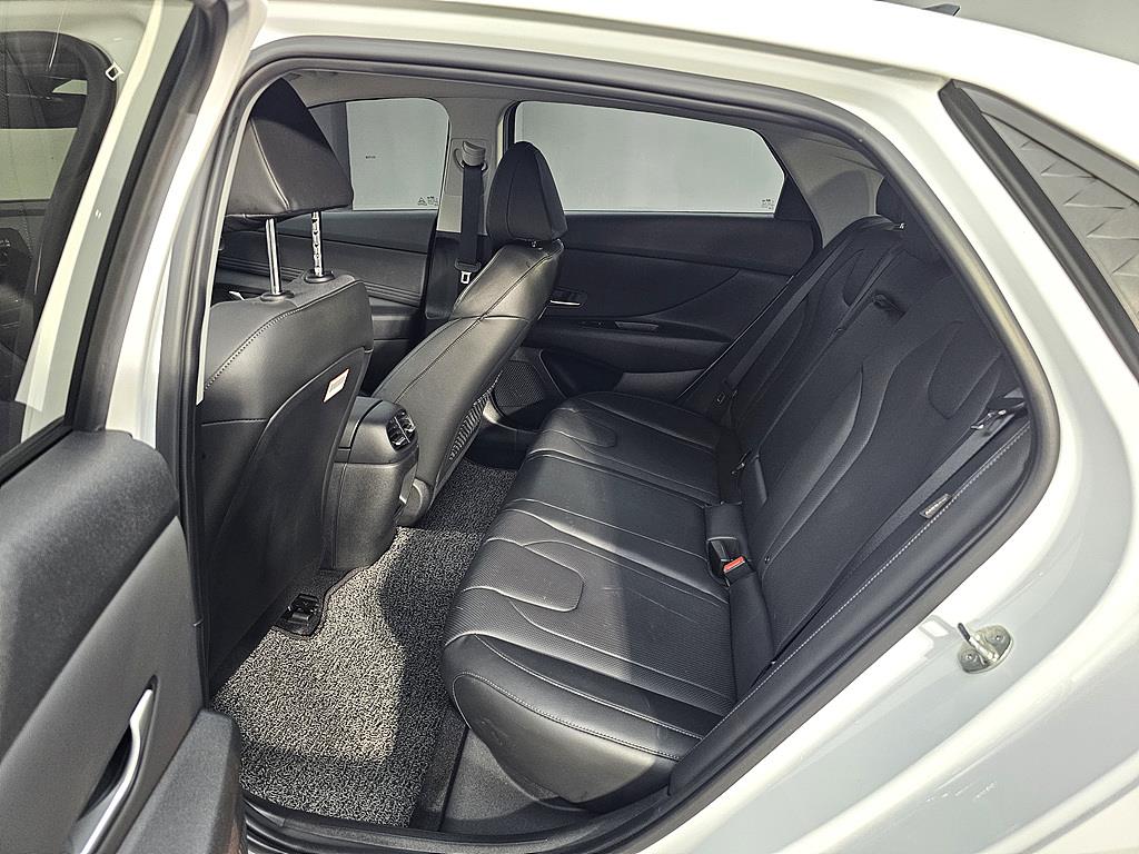 HYUNDAI Avante - Vista 9