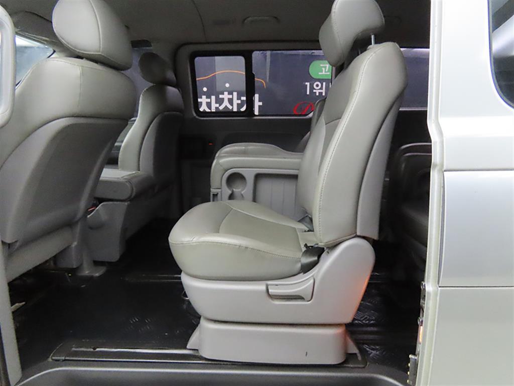 HYUNDAI Starex - Vista 6