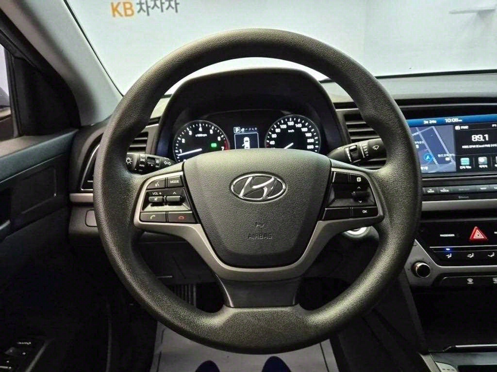 HYUNDAI Avante - Vista 9