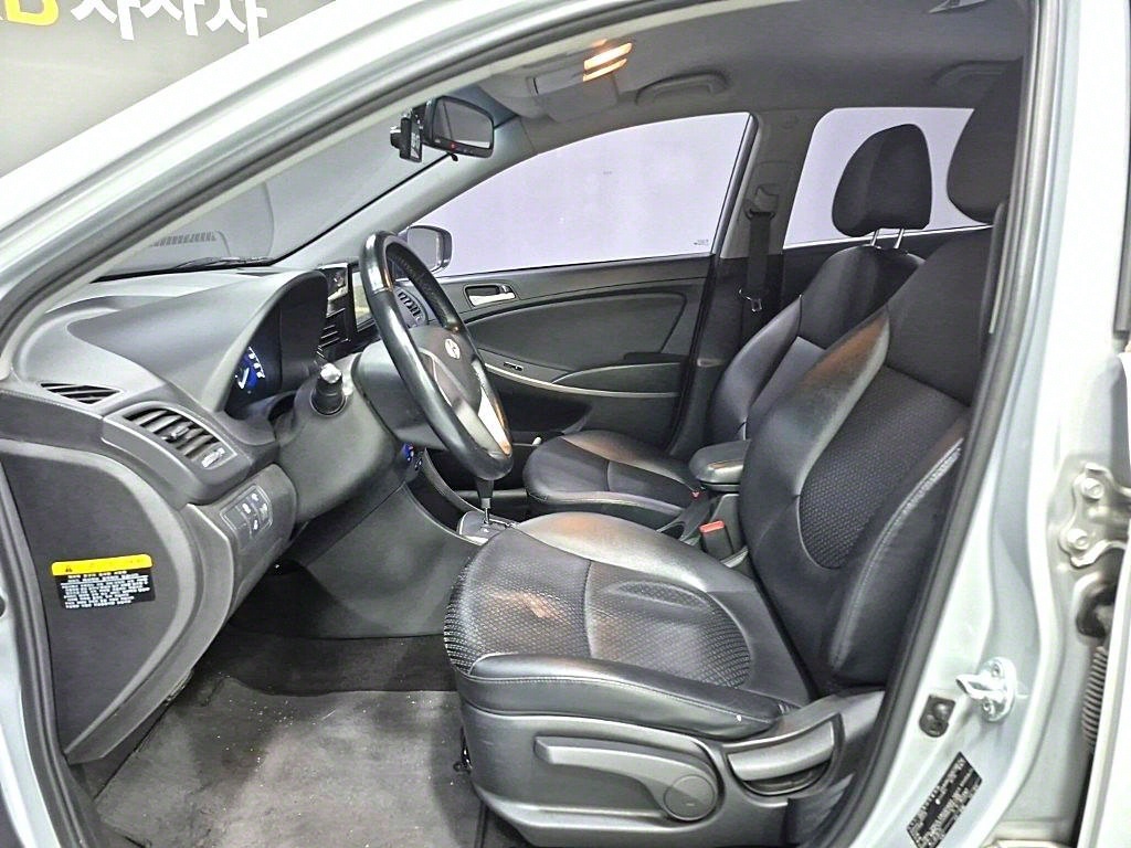 HYUNDAI Accent - Vista 8