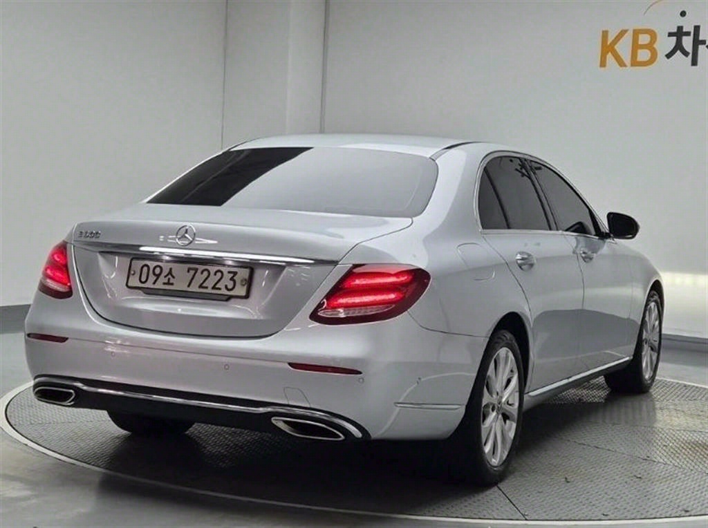 Mercedes Benz E class - Vista 4