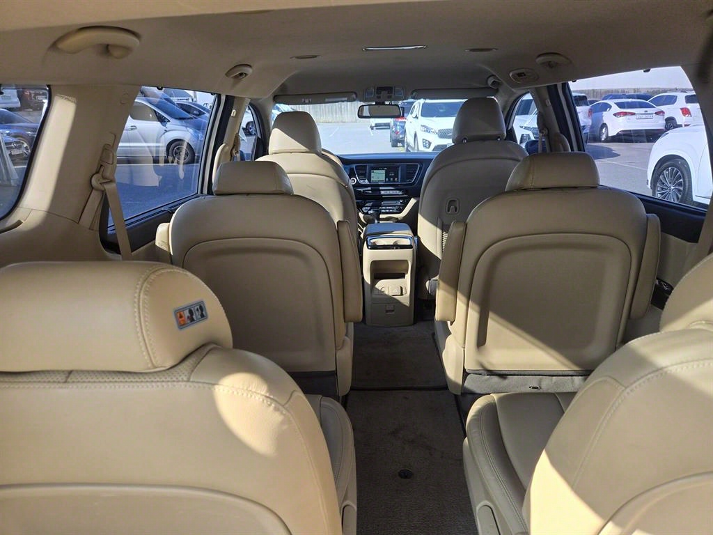 KIA Carnival - Vista 9