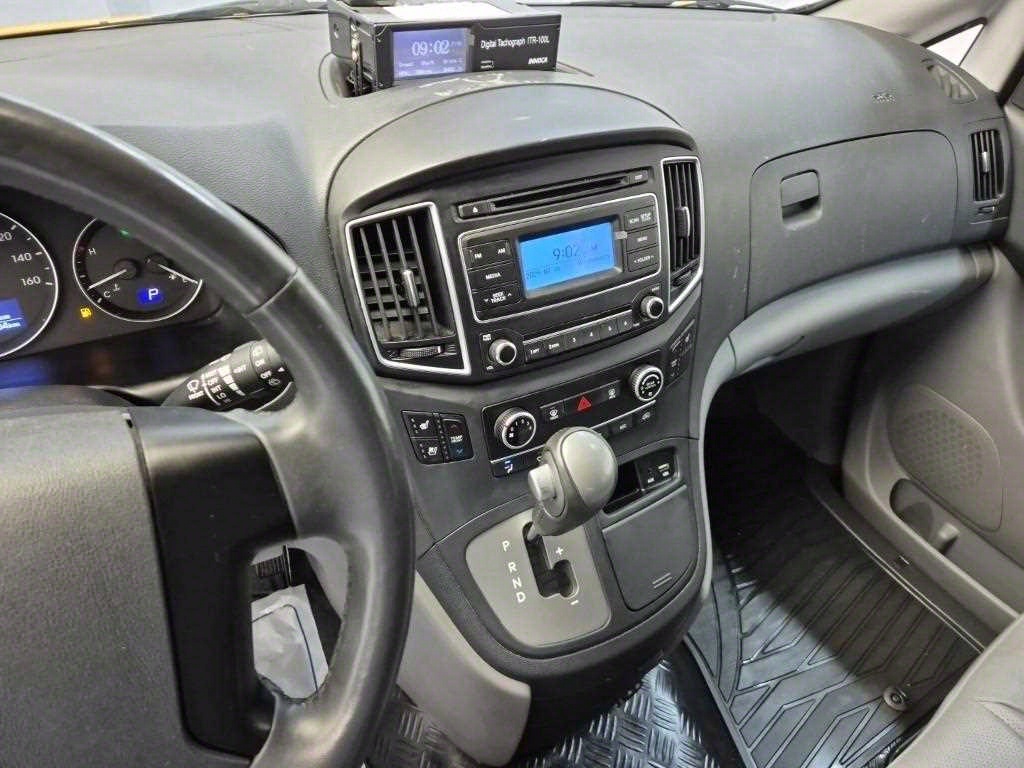 HYUNDAI Starex - Vista 10