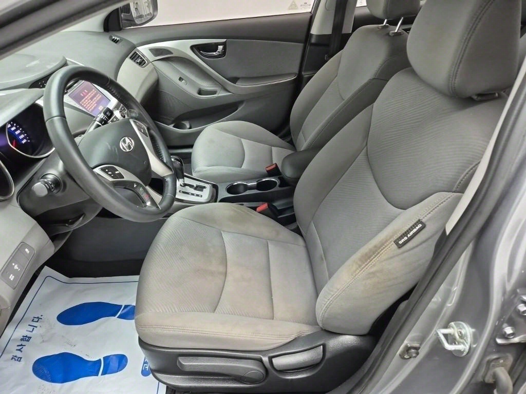 HYUNDAI Avante - Vista 11