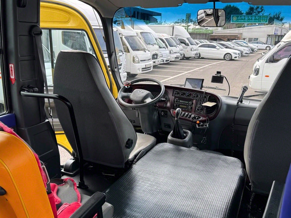 medium and large bus Hyundai bus - Vista 9