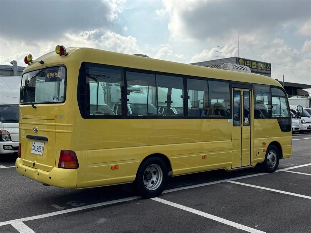 medium and large bus Hyundai bus - Vista 4