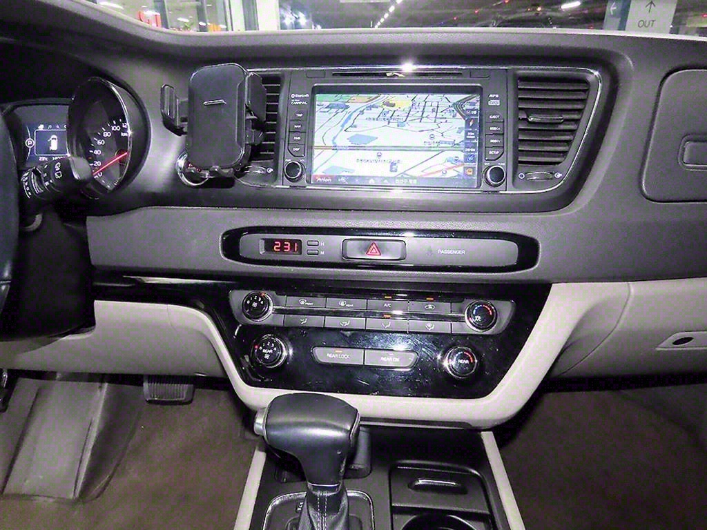KIA Carnival - Vista 12