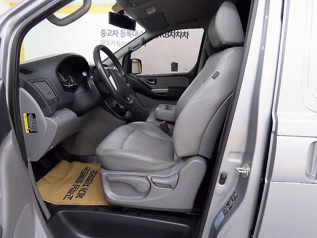 HYUNDAI Starex - Vista 5