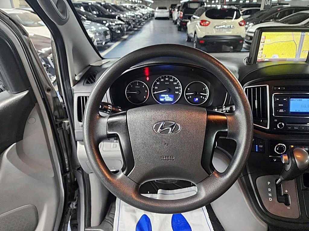 HYUNDAI Starex - Vista 10