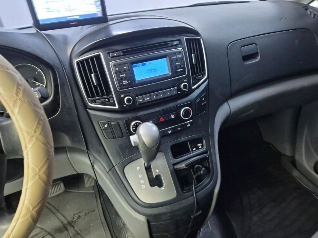 HYUNDAI Starex - Vista 10