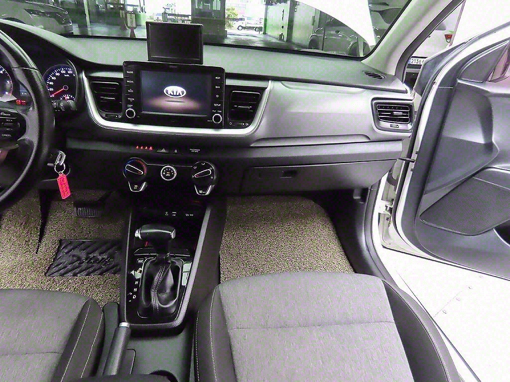 KIA Stonic 2018 Blanco - Importación desde Corea - HF Imports Iquique - Foto 12