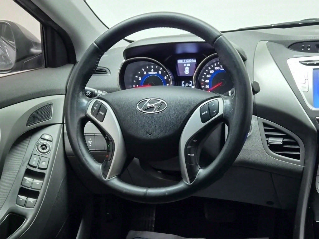 HYUNDAI Avante - Vista 9