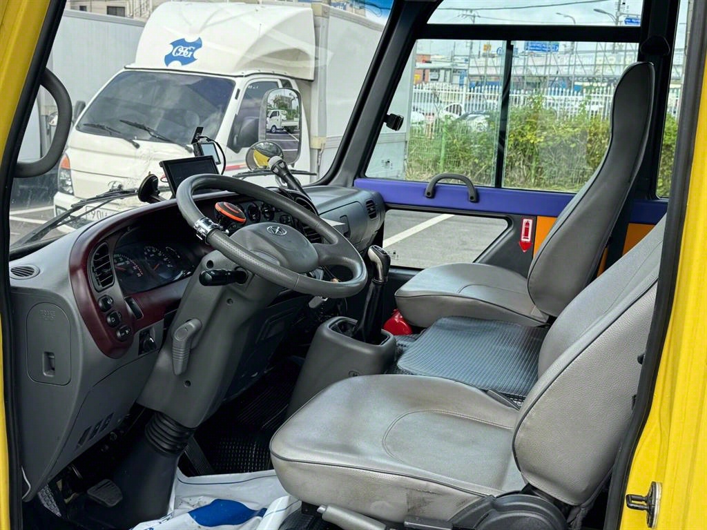 medium and large bus Hyundai bus - Vista 8