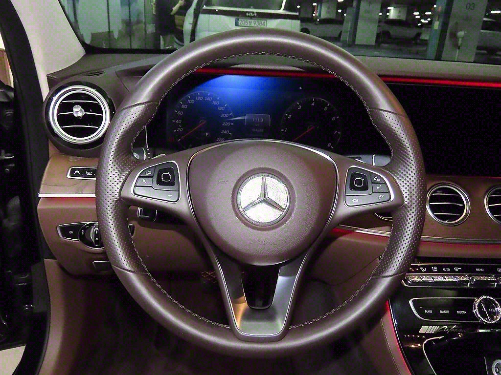 Mercedes Benz E class - Vista 8