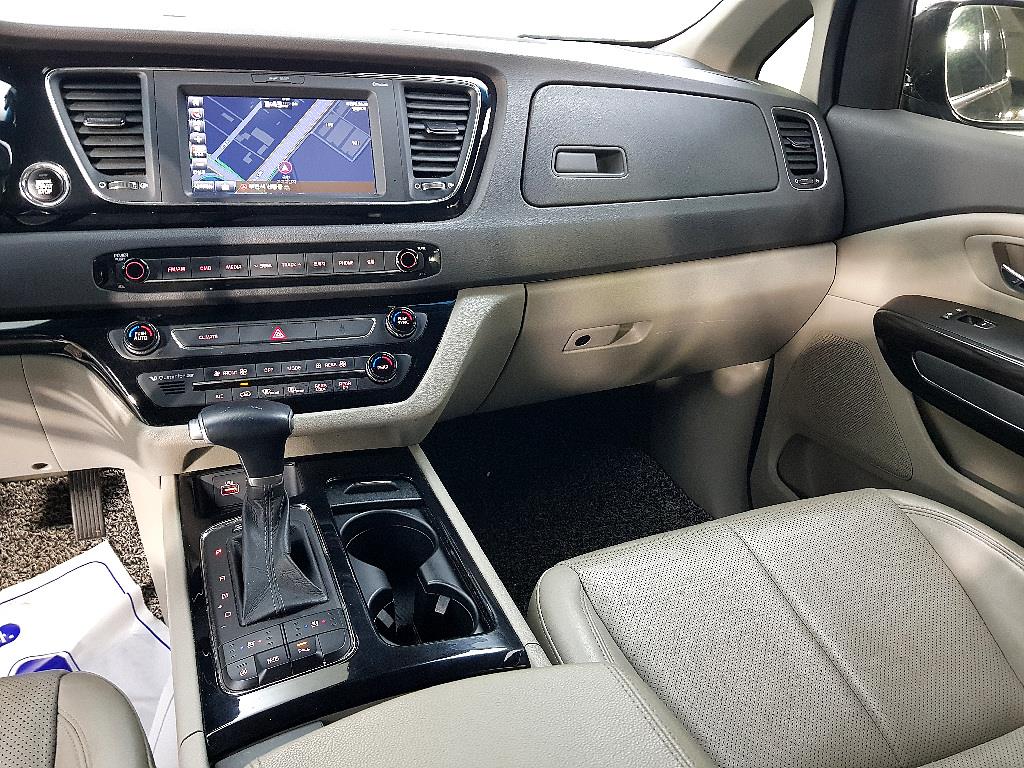 KIA Carnival - Vista 10