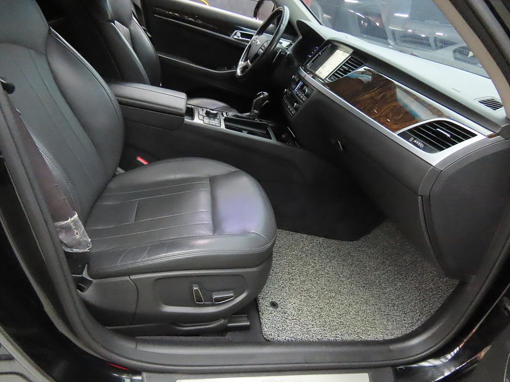 HYUNDAI Genesis - Vista 6