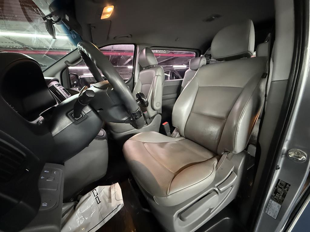 HYUNDAI Starex - Vista 6