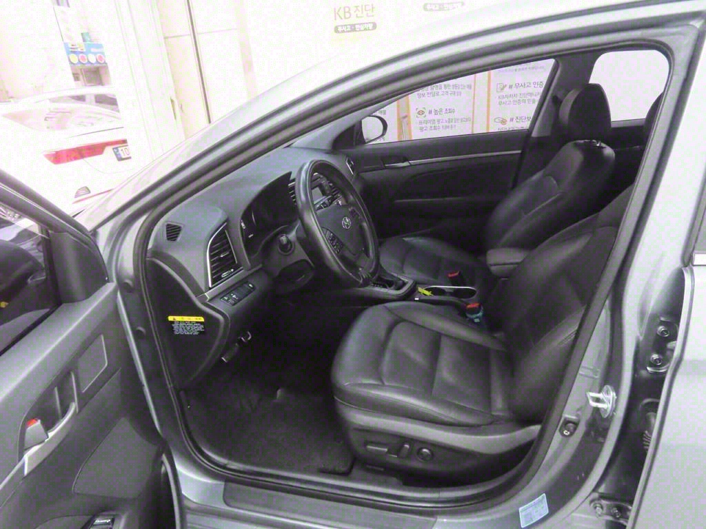 HYUNDAI Avante - Vista 5