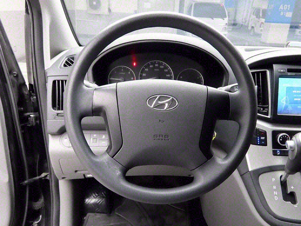 HYUNDAI Starex - Vista 8