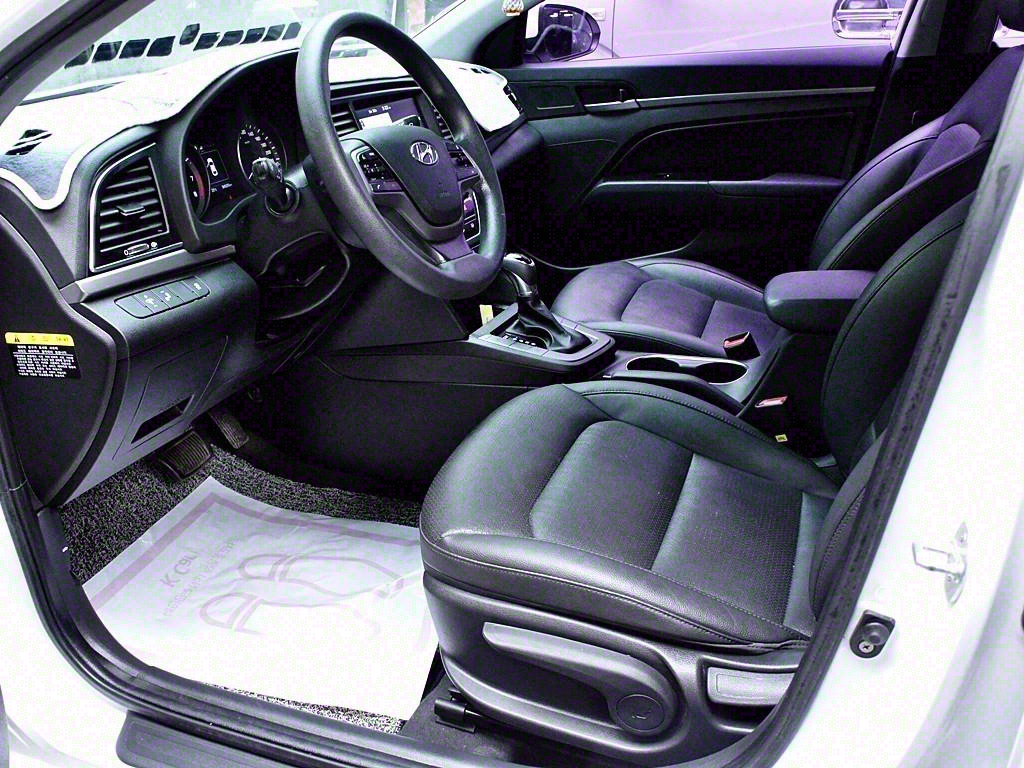 HYUNDAI Avante - Vista 9