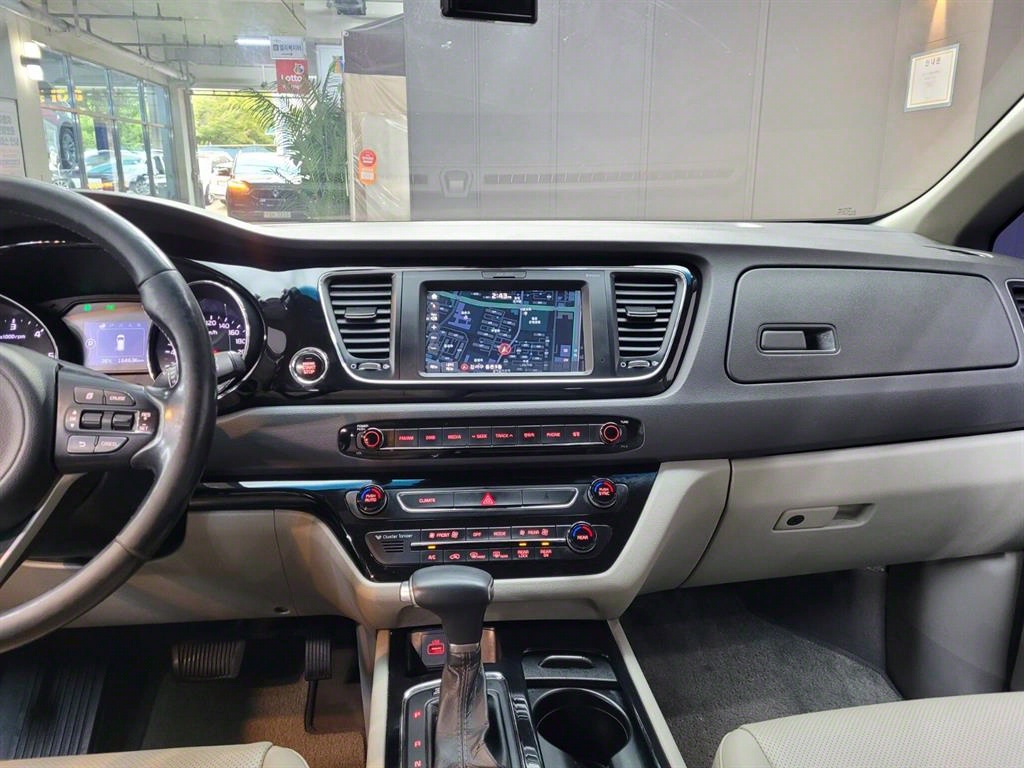 KIA Carnival - Vista 11