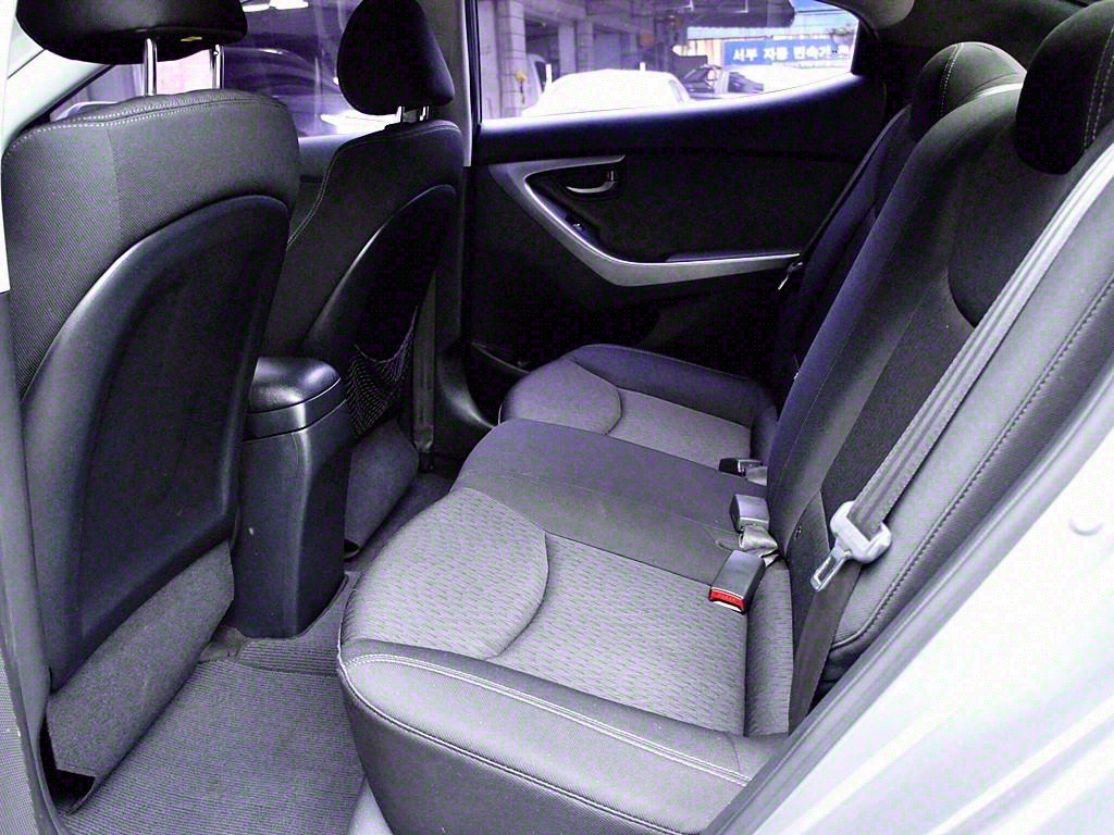 HYUNDAI Avante - Vista 11