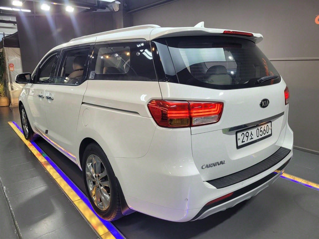 KIA Carnival - Vista 7