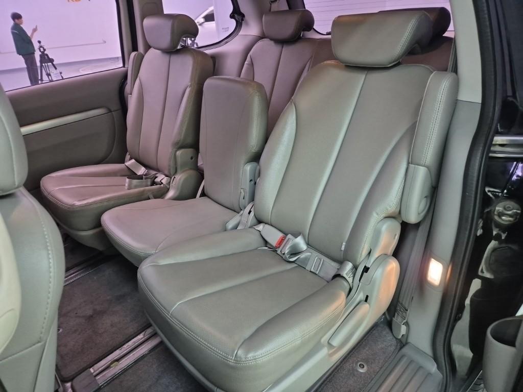 KIA Carnival - Vista 12