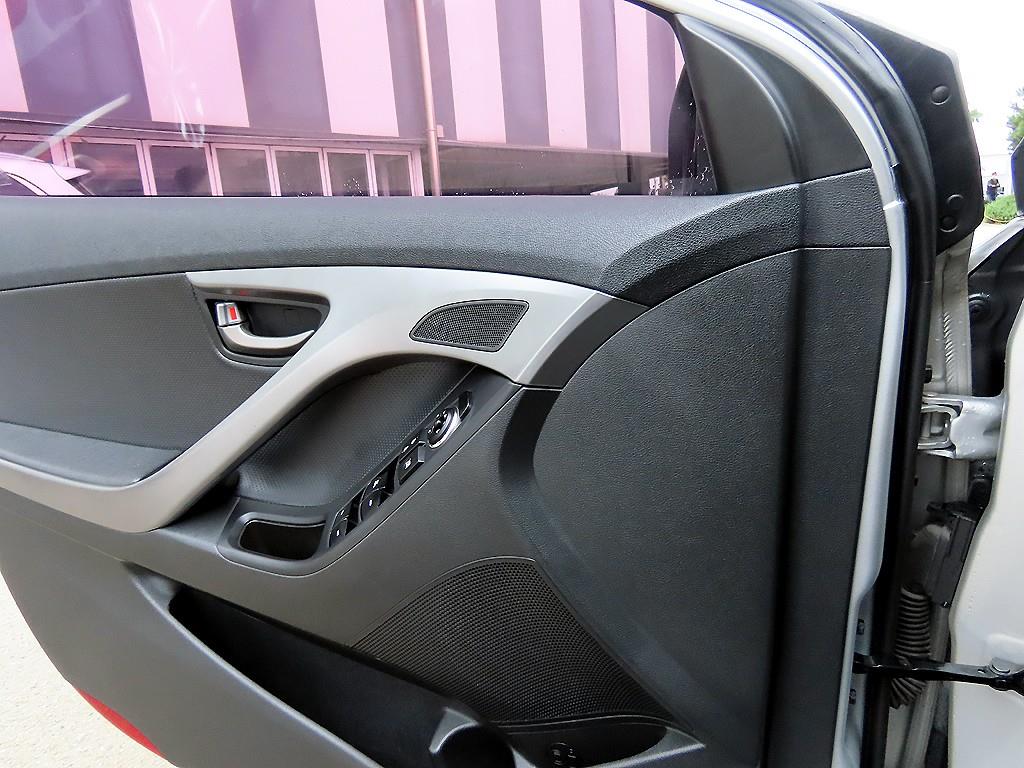 HYUNDAI Avante - Vista 11