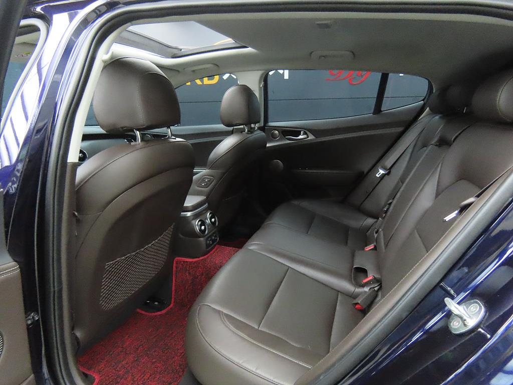 KIA Stinger - Vista 6