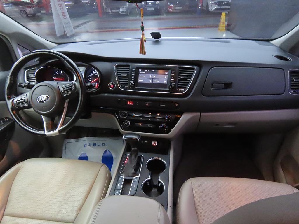 KIA Carnival - Vista 5