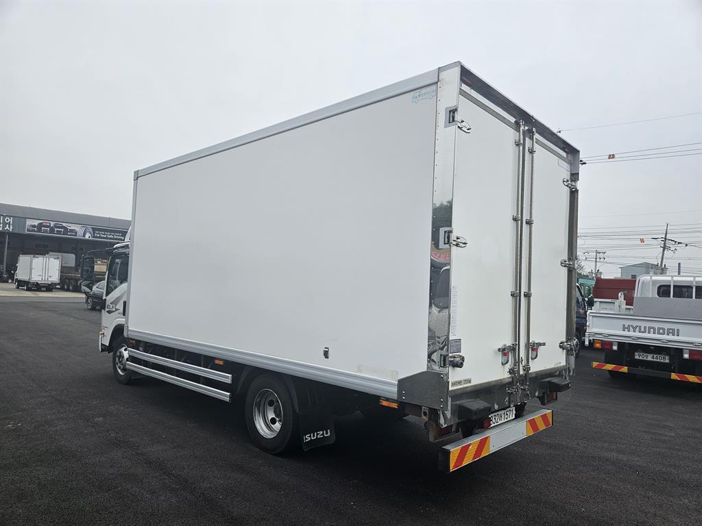 medium and large cargo truck - Vista 6