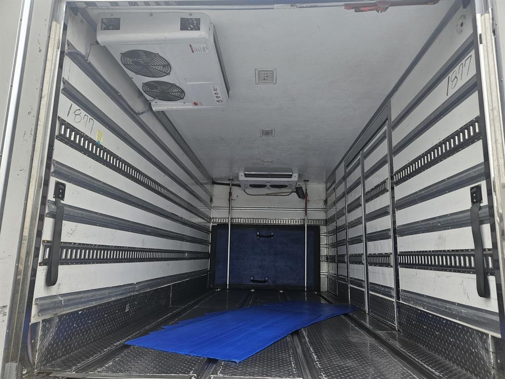 medium and large cargo truck - Vista 7