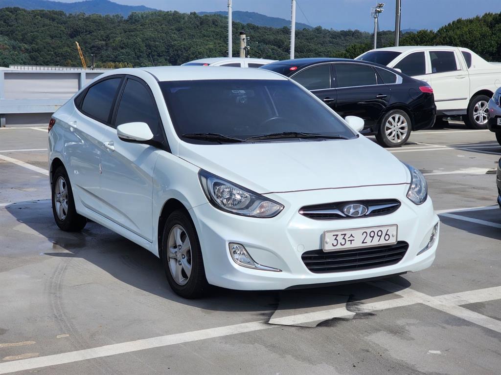 HYUNDAI Accent - Vista 5