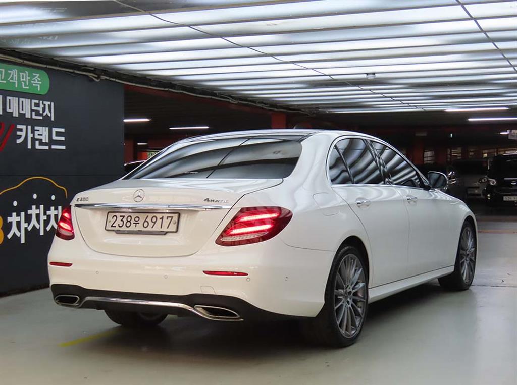 Mercedes Benz E class - Vista 4